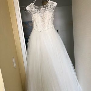 Wedding dress. Dominiss collection. Size 6.